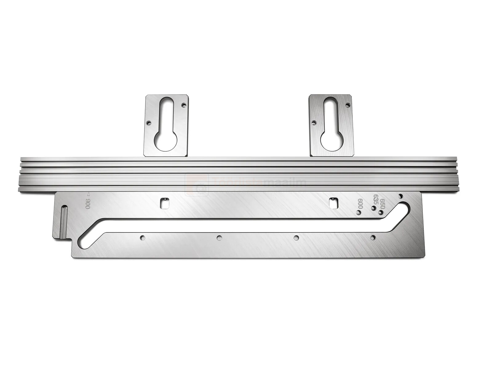 Pildil on Festool töölaua šabloon APS 900/3, mis koosneb metallist šabloonist ja kahe kinnitusplaadiga.